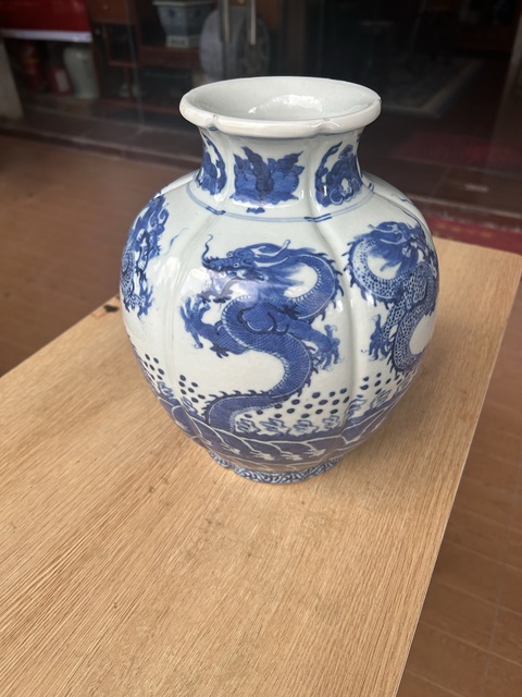 古玩陶瓷民國青花海水龍紋瓜棱尊真品鑒賞圖