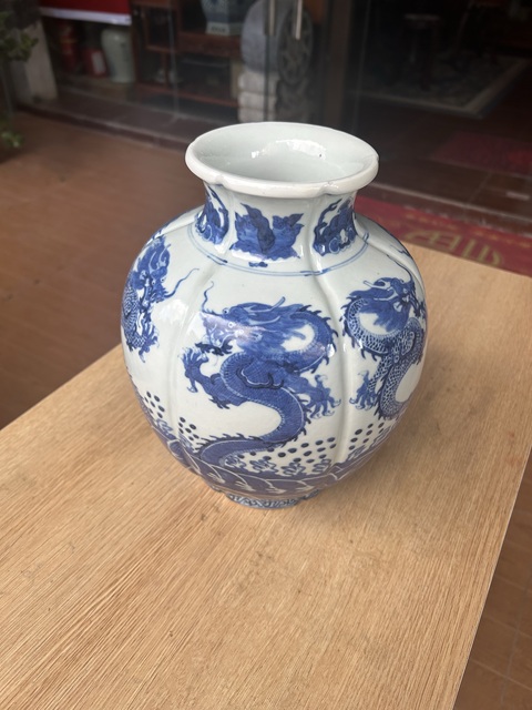 古玩陶瓷民國青花海水龍紋瓜棱尊真品鑒賞圖