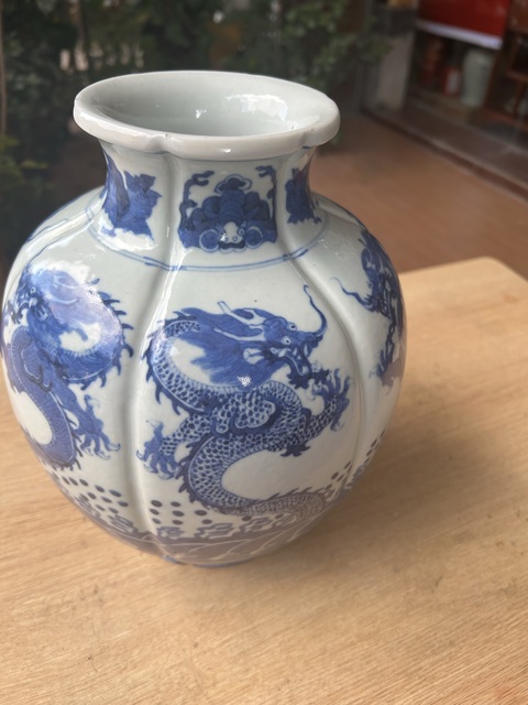 古玩陶瓷民國青花海水龍紋瓜棱尊真品鑒賞圖
