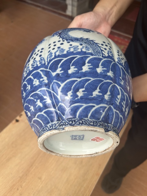古玩陶瓷民國青花海水龍紋瓜棱尊真品鑒賞圖