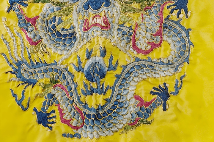 古玩雜項清末民初·黃地三藍盤金繡龍紋刺繡掛屏 真品鑒賞圖