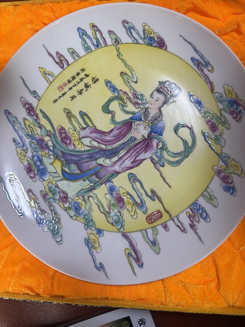 古玩陶瓷嫦娥奔月粉彩盤真品鑒賞圖