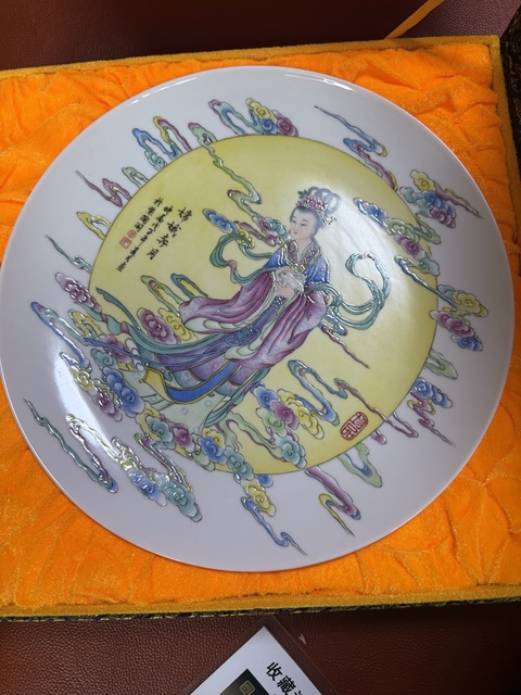 古玩陶瓷嫦娥奔月粉彩盤真品鑒賞圖