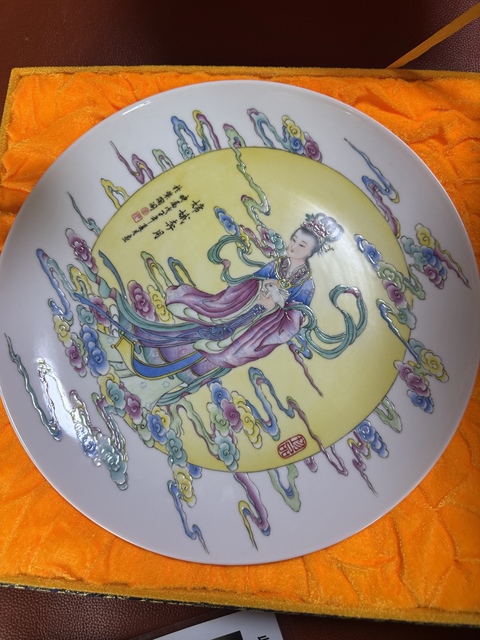 古玩陶瓷嫦娥奔月粉彩盤真品鑒賞圖