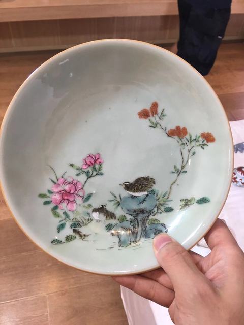 古玩陶瓷花鳥紋粉彩盤真品鑒賞圖