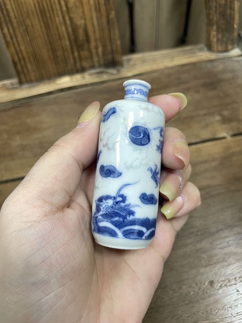 古玩陶瓷青花龍紋鼻煙壺真品鑒賞圖
