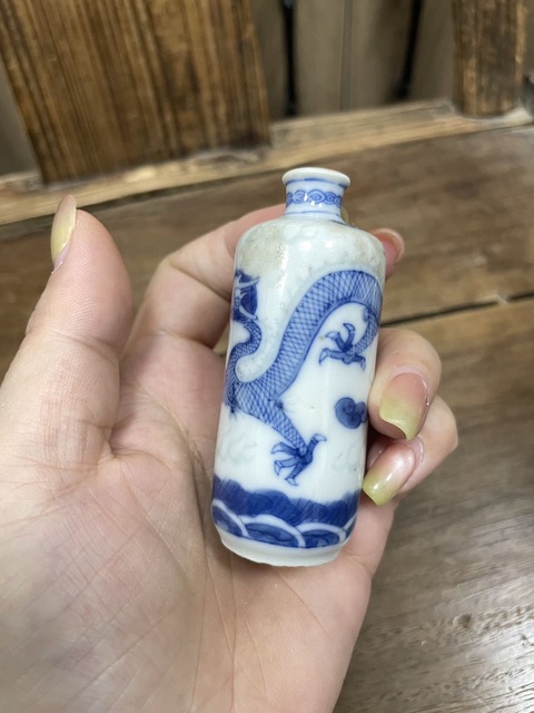 古玩陶瓷青花龍紋鼻煙壺真品鑒賞圖
