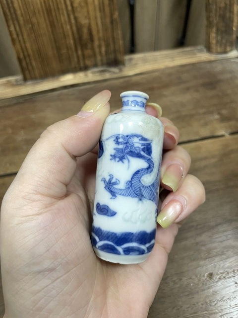 古玩陶瓷青花龍紋鼻煙壺真品鑒賞圖