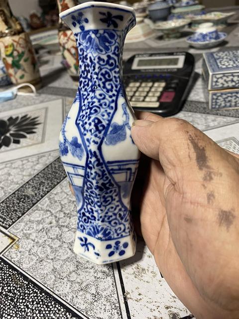 古玩陶瓷青花人物故事紋六方瓶真品鑒賞圖