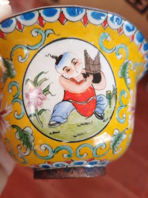 古玩陶瓷黃地粉彩杯真品鑒賞圖