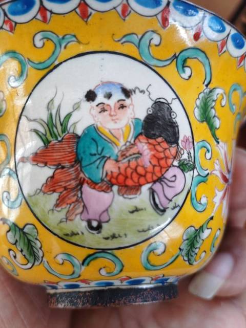 古玩陶瓷黃地粉彩杯真品鑒賞圖