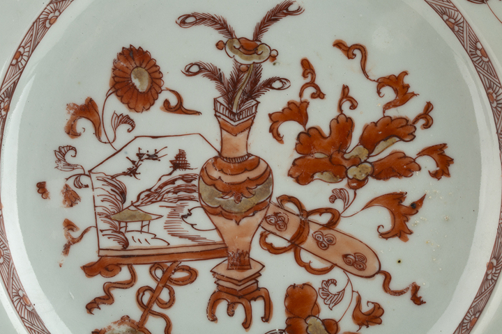 古玩陶瓷清康熙·礬紅描金博古花卉紋折沿盤真品鑒賞圖