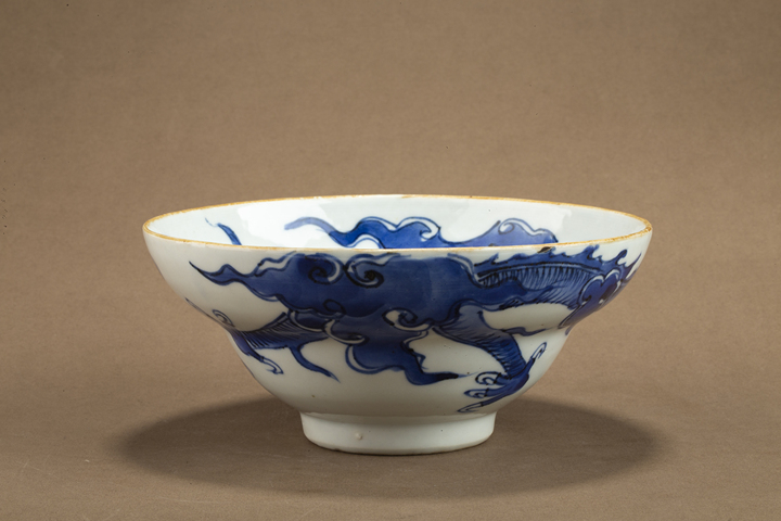 古玩陶瓷清雍正·青花過墻龍紋折腰碗真品鑒賞圖