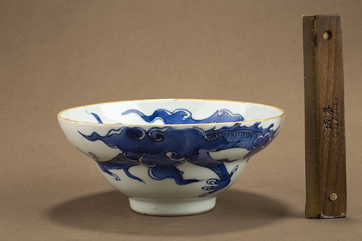 古玩陶瓷清雍正·青花過墻龍紋折腰碗真品鑒賞圖