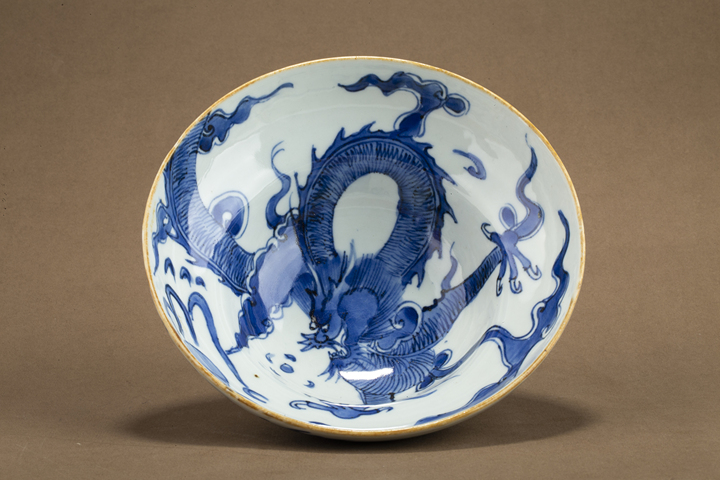 古玩陶瓷清雍正·青花過墻龍紋折腰碗真品鑒賞圖