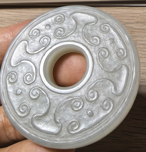 古玩玉器和田玉雕“卷云紋璧”真品鑒賞圖