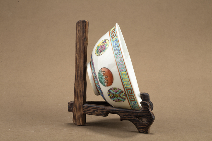 古玩陶瓷民國·粉彩皮球花紋碗真品鑒賞圖