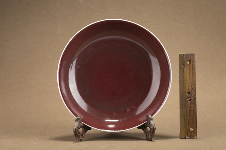 古玩陶瓷清乾隆·霽紅釉七寸盤（官）真品鑒賞圖