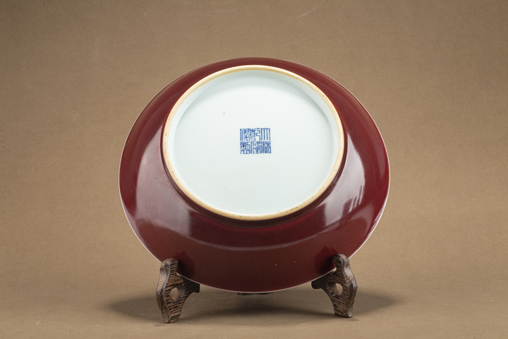 古玩陶瓷清乾隆·霽紅釉七寸盤（官）真品鑒賞圖