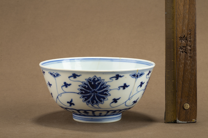 古玩陶瓷清光緒·青花纏枝蓮紋碗（官）真品鑒賞圖