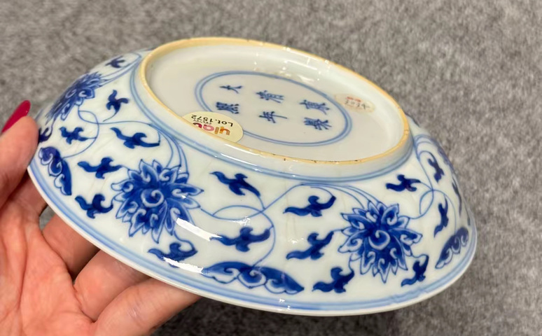 古玩陶瓷清康熙青花纏枝花卉紋盤真品鑒賞圖