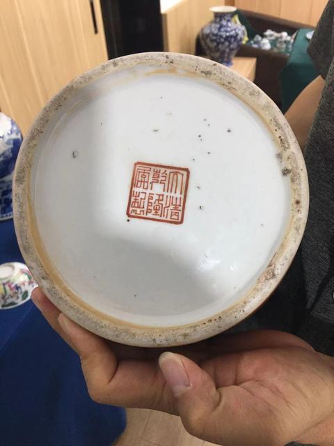 古玩陶瓷珊瑚紅釉描金開光粉彩八仙瓶真品鑒賞圖