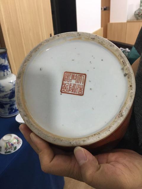 古玩陶瓷珊瑚紅釉描金開光粉彩八仙瓶真品鑒賞圖