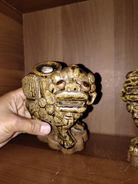 古玩陶瓷褐釉獅子塑像燭臺真品鑒賞圖