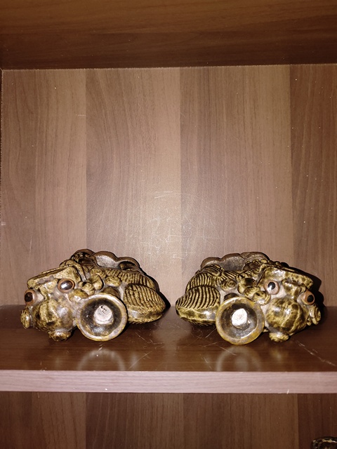 古玩陶瓷褐釉獅子塑像燭臺真品鑒賞圖