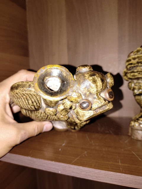 古玩陶瓷褐釉獅子塑像燭臺真品鑒賞圖