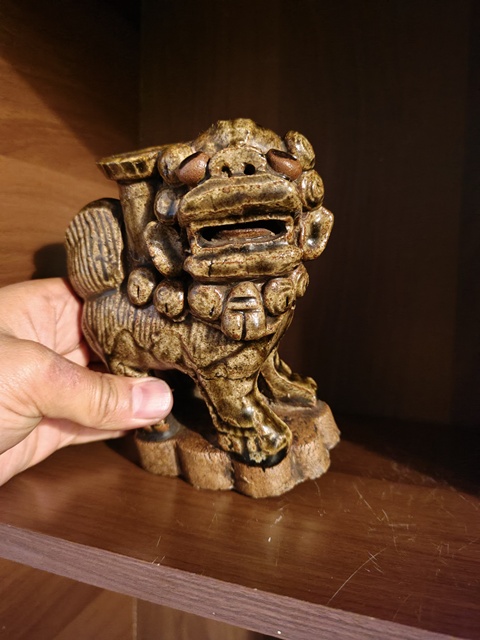 古玩陶瓷褐釉獅子塑像燭臺真品鑒賞圖