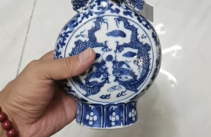 古玩陶瓷青花龍紋抱月瓶真品鑒賞圖
