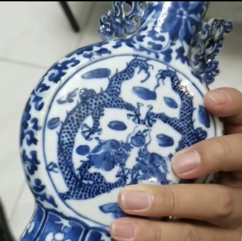 古玩陶瓷青花龍紋抱月瓶真品鑒賞圖