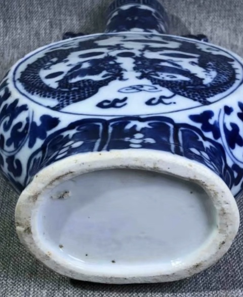 古玩陶瓷青花龍紋抱月瓶真品鑒賞圖