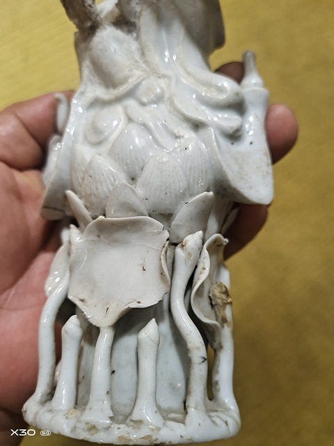 古玩陶瓷德化窯觀音塑像真品鑒賞圖