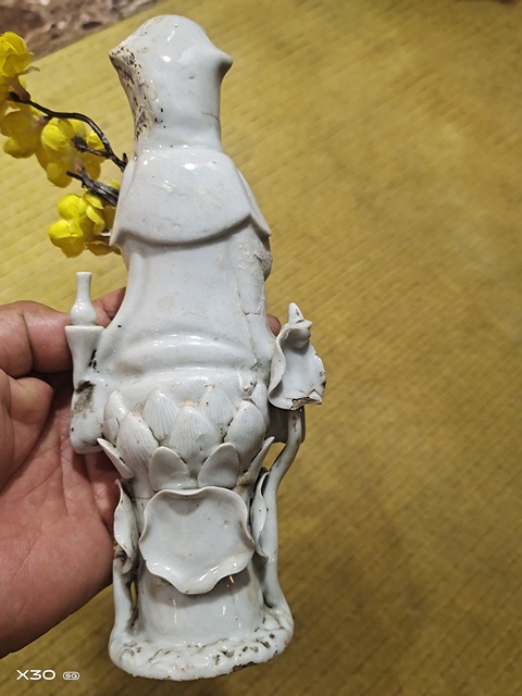 古玩陶瓷德化窯觀音塑像真品鑒賞圖
