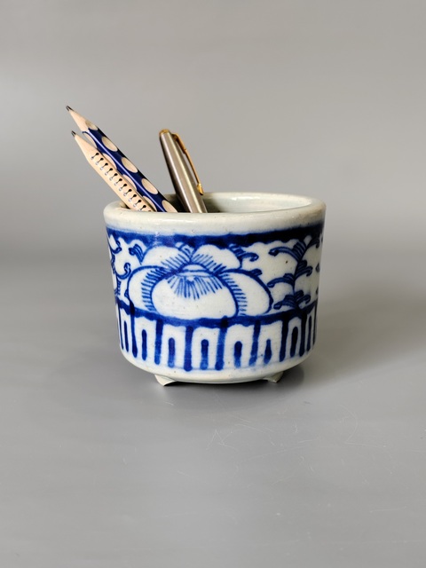 古玩陶瓷纏枝花卉紋青花三足筒式香爐真品鑒賞圖
