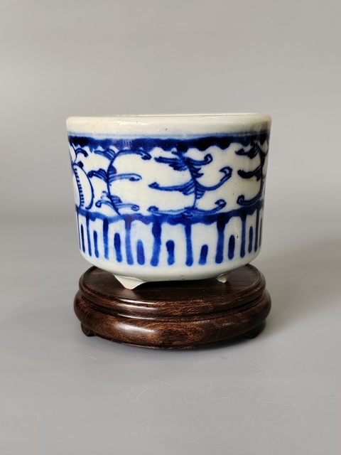 古玩陶瓷纏枝花卉紋青花三足筒式香爐真品鑒賞圖