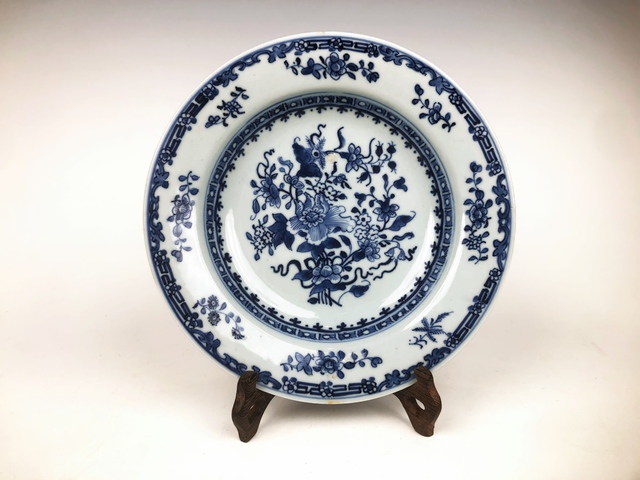 古玩陶瓷清早期·青花博古花卉紋盤真品鑒賞圖