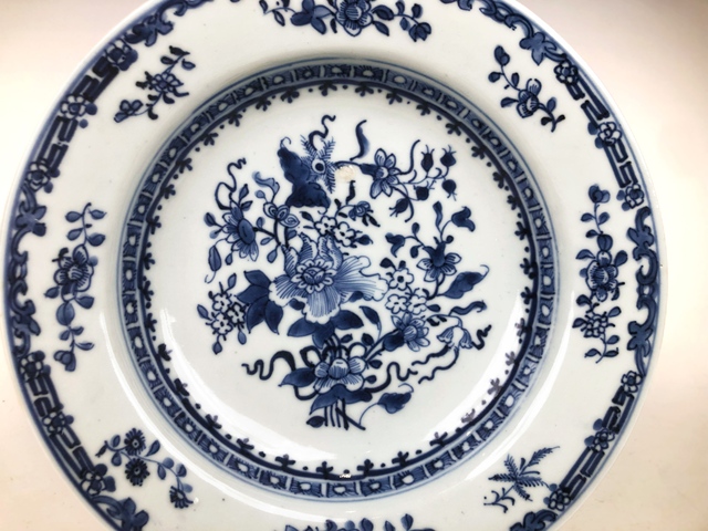 古玩陶瓷清早期·青花博古花卉紋盤真品鑒賞圖