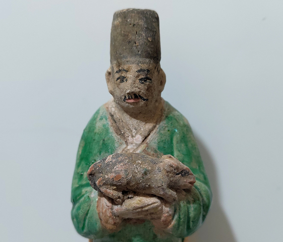 古玩陶瓷明代·三彩捧鼠人物俑真品鑒賞圖