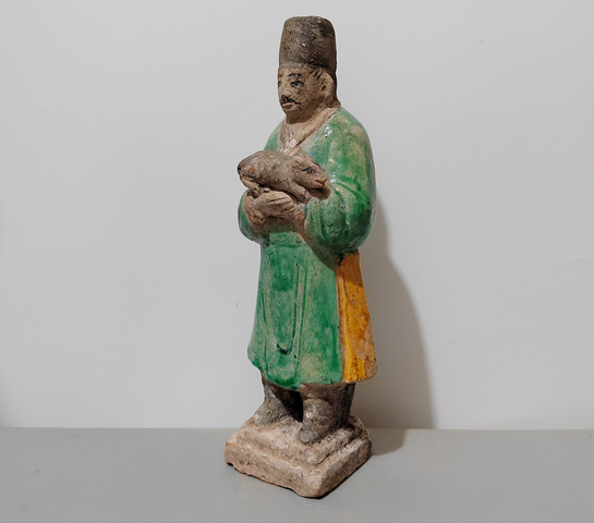 古玩陶瓷明代·三彩捧鼠人物俑真品鑒賞圖