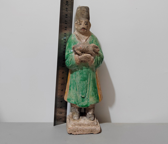 古玩陶瓷明代·三彩捧鼠人物俑真品鑒賞圖