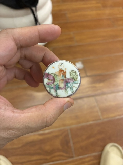 古玩陶瓷麒麟送子粉彩蓋盒真品鑒賞圖