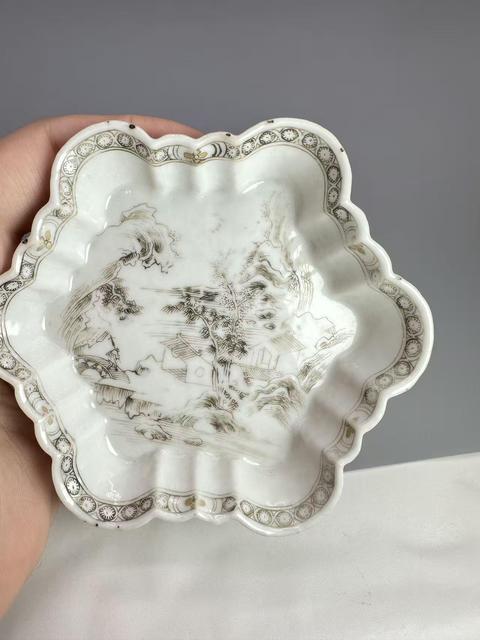 古玩陶瓷清雍正-乾隆 墨彩山水人物紋花口盤真品鑒賞圖