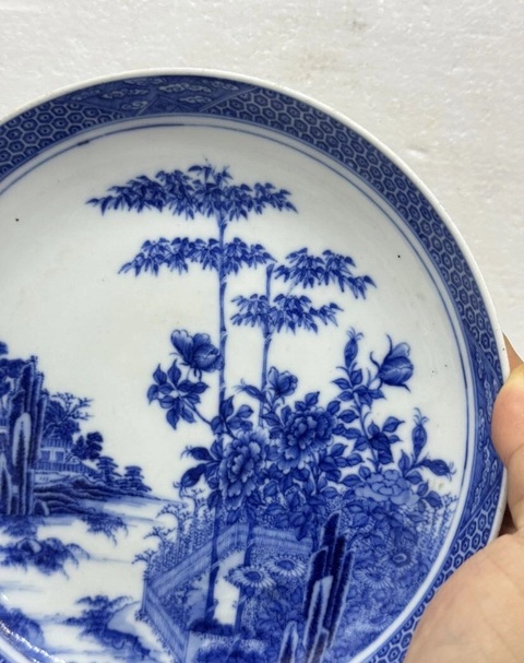 古玩陶瓷樓臺亭閣山水紋青花盤真品鑒賞圖