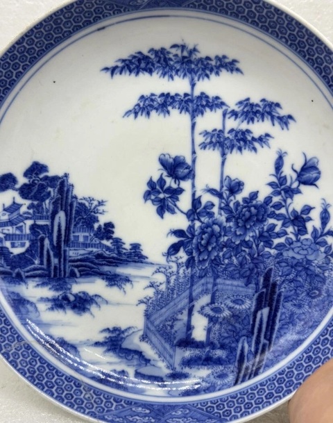 古玩陶瓷樓臺亭閣山水紋青花盤真品鑒賞圖