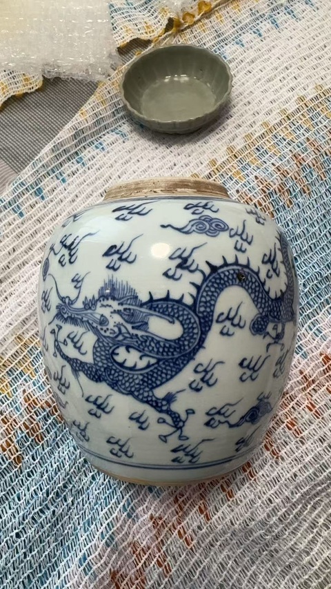 古玩陶瓷青花龍鳳呈祥紋罐真品鑒賞圖