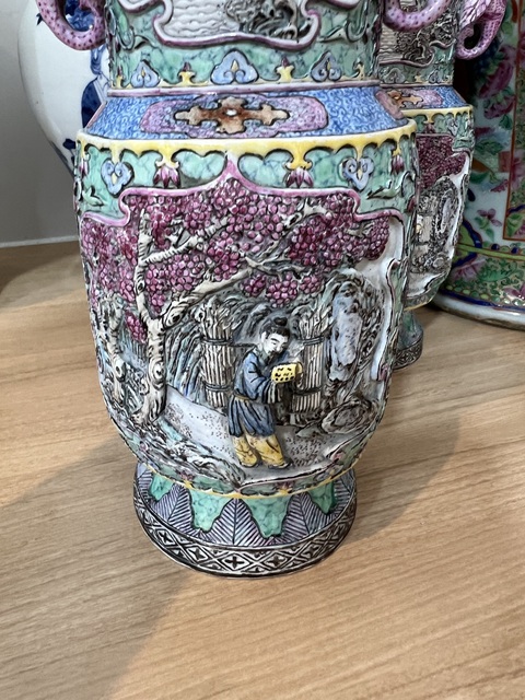 古玩陶瓷人物紋粉彩瓶真品鑒賞圖