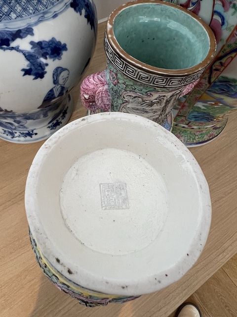 古玩陶瓷人物紋粉彩瓶真品鑒賞圖